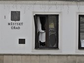 V přízemí budovy byla po výbuchu vytlučená okna. V přízemí budovy byla po výbuchu vytlučená okna.