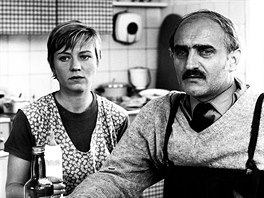 Jaroslava Obermaierová a Josef Somr ve filmu Dým bramborové nat (1976)