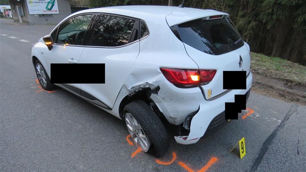 Cizinec uhnl eskem s kradenm BMW, pi honice s polic narazil do dvou aut (10. dubna 2019).