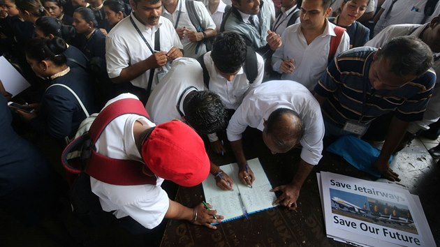 Zamstnanci aerolinek Jet Airways podepisuj protestn petici proti sniovn svch plat (Indie, Bombaj, 12. 4. 2019).