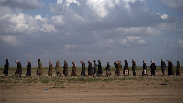 Lid ekaj na prohldku pot, co uprchli z msta z Baghz. (22. nora 2019)