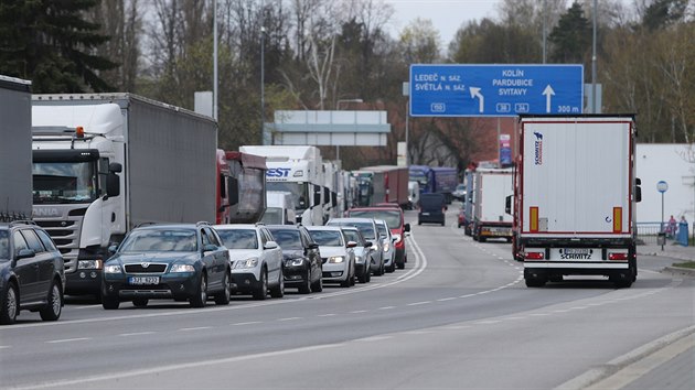 Optovn rekonstrukce povrchu vozovky na Lidick ulici v Havlkov Brod, a s n spojen kyvadlov doprava pouze jednm smrem, psob obrovsk problmy v doprav. Na pjezdu do msta od Jihlavy stoj nkolikakilometrov kolony.