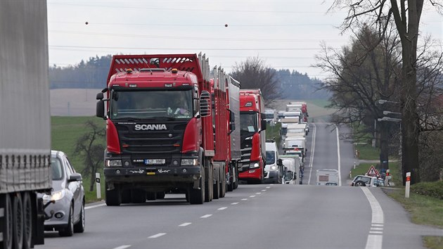 Optovn rekonstrukce povrchu vozovky na Lidick ulici v Havlkov Brod, a s n spojen kyvadlov doprava pouze jednm smrem, psob obrovsk problmy v doprav. Na pjezdu do msta od Jihlavy stoj nkolikakilometrov kolony.