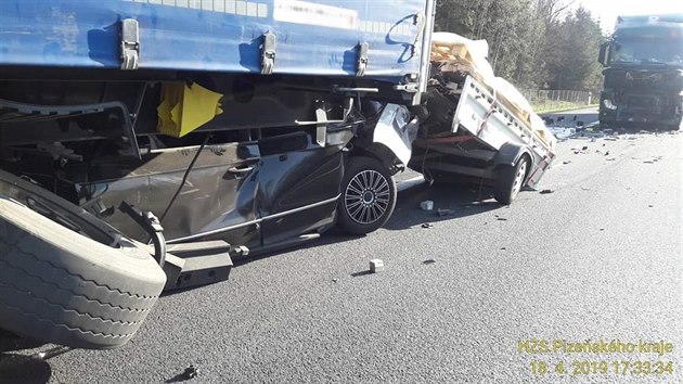 Nehoda na dlnici D5 u Rokycan, srazila se tyi vozidla - dv nkladn a dv osobn. (18. dubna 2019)