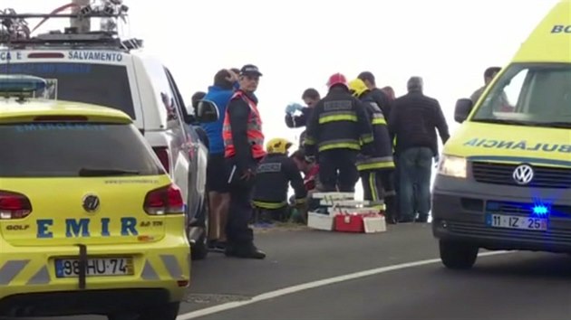 Na portugalskm ostrov Madeira se ve stedu veer pevrtil autobus pln turist. Nehoda se stala v turistick oblasti Canixo de Baixo na jihovchod ostrova. (17. dubna 2019)