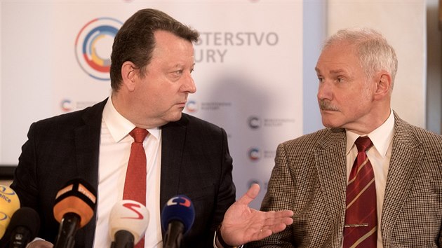 Ministr kultury Antonn Stank (vlevo) odvolal editele Nrodn galerie Praha Jiho Fajta a Muzea umn Olomouc Michala Soukupa. Na Fajta u podal dv trestn oznmen, dal se chyst. (18. dubna 2019)