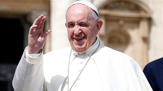 Pape Frantiek zdrav auditorium bhem audience na nmst svatho Petra ve Vatiknu. (17. dubna 2019)