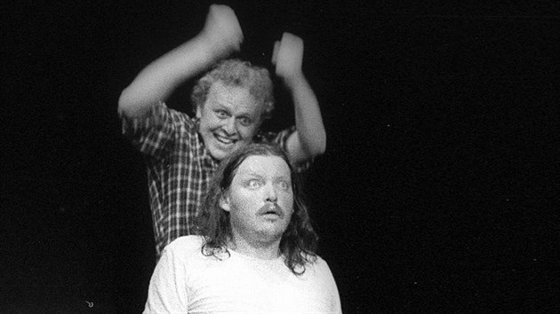 Jaroslav Duek a Radomil Uhl pi praskm pedstaven divadla Vizita v roce 1985
