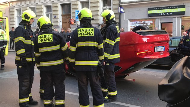 est aut se srazilo v ulici Rumunsk. Jedno skonilo na stee. (15. 4. 2019)