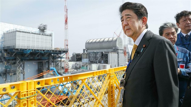 Japonsk premir inz Abe na inspekci v jadern elektrrn Fukuima (14. dubna 2019)