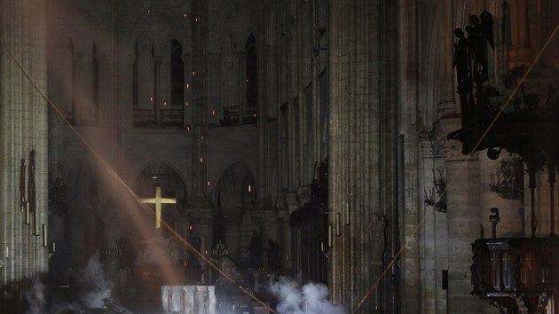 Interir pask katedrly Notre-Dame pot, co ji zniil obrovsk por. (16. dubna 2019)