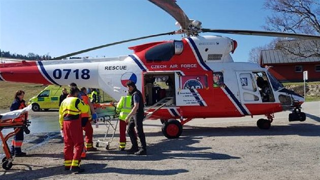 Mu spadl pi stavb rodinnho domu v Kvild z leen. Vrtulnk zchran dosedl pobl stanice Horsk sluby umava.