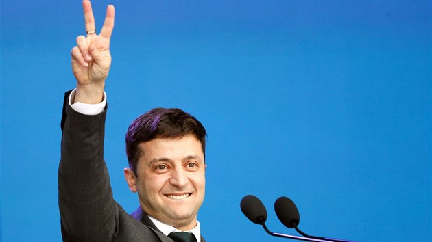 Prezidentsk kandidt Volodymyr Zelenskyj bhem pedvolebn prezidentsk debaty na olympijskm stadionu v Kyjev (19. dubna 2019)