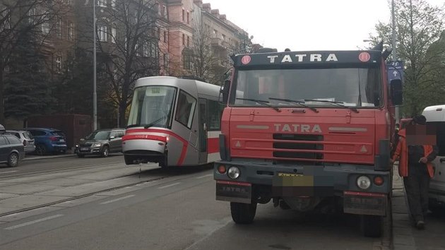 V brnnsk ulici tefnikova se srazila tramvaj s nkladnm vozem tatra. idi tramvaje utrpl lehk zrann.