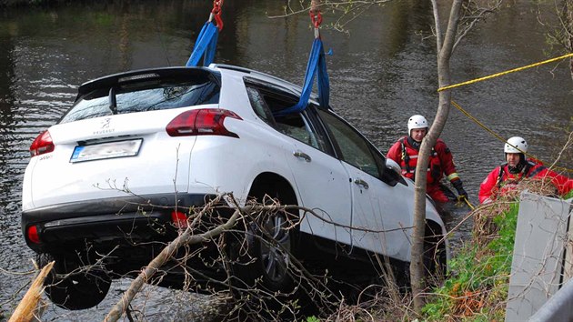 V blm peugeotu, kter v Nedvdicch na Brnnsku skonil v ece, zemeli dva lid. Okol jet pro jistotu prohledvali policejn potpi.  (11. dubna 2019)