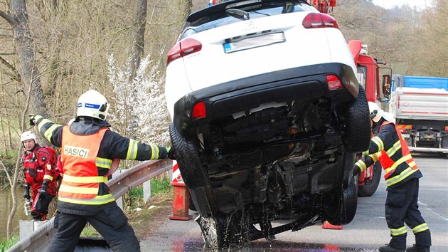 V blm peugeotu, kter v Nedvdicch na Brnnsku skonil v ece, zemeli dva lid. Okol jet pro jistotu prohledvali policejn potpi. (11. dubna 2019)