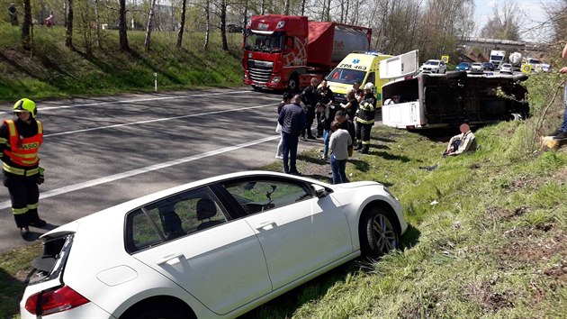 Nehoda osobnho auta a dodvky u Cerekvice nad Lounou.