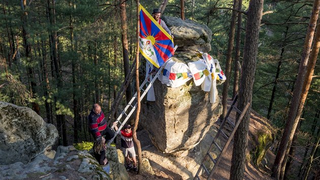 Na Zelen tvrtek nadenci vyzdobili Kolumbovo vejce do tibetskch barev. Himaljsk modlitebn praporky spolu s vlajkou Tibetu maj pipomenout 60. vro protinskho povstn v Tibetu.