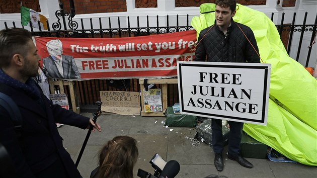 Pznivec zakladatele WikiLeaks Assange hovo k mdim ped ekvdorskou ambasdou v Londn, kde britsk policie Assange zatkla. (11. dubna 2019)