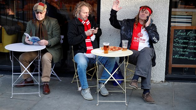 Fanouci Slavie se oberstvuj pivem a pizzou u stadionu Chelsea ped tvrtfinlovou odvetou Evropsk ligy.
