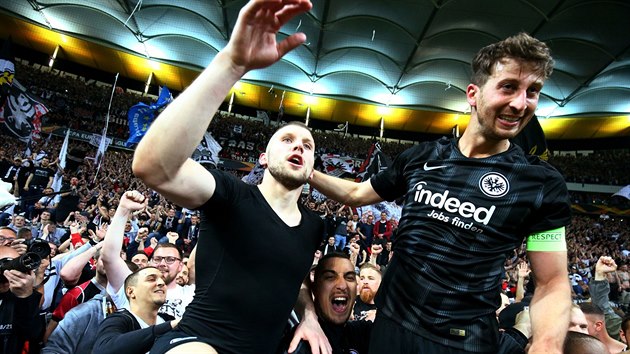 Fotbalist Frankfurtu Ante Rebi and David Abraham slav s fanouky postup do semifinle Evropsk ligy.
