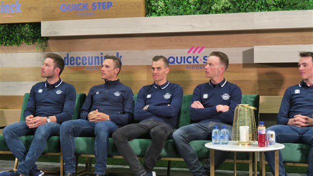 Jezdci stje Deceuninck-Quick-Step na tiskov konferenci ped krlovnou klasik Pa-Roubaix. Tet zleva sed Zdenk tybar.