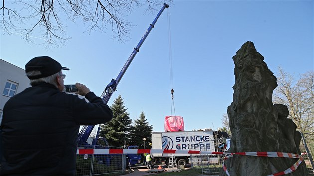 Nkolik tun vc pstroj v hodnot pes 40 milion korun musel do trob nemocnice penst jeb. Neobvyklou podvanou si nenechala ujt ada kolemjdoucch i len personlu.