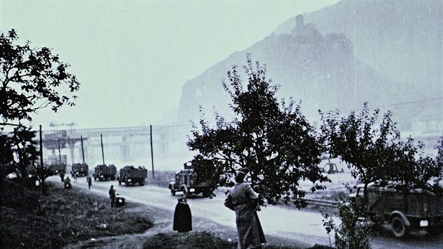 Vozidla wehrmachtu v st nad Labem v jnu 1938, 1. jna zaali nacist s obsazovnm eskoslovenskho pohrani. sk upa Sudety vznikla 15. dubna 1939. Z pohrani do vnitrozem odelo na 200 tisc ech.