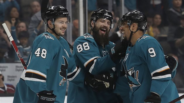 Brent Burns (88), Tom Hertl (48) a Evander Kane (9) slav gl San Jose.