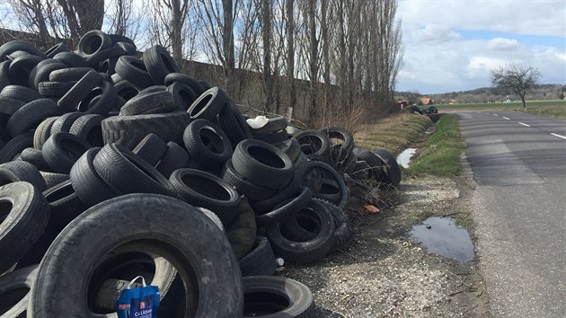 Nelegln skldka pneumatik u obce Veli na Jinsku nekontrolovan roste. (19. bezna 2019)