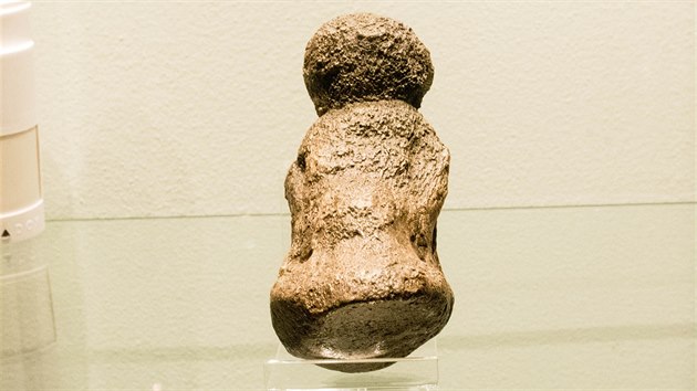 Venue vyroben z sti prstnho lnku mamuta je star vce ne 30 tisc let, nalzt se ji podailo v archeologick lokalit Pedmost u Perova.