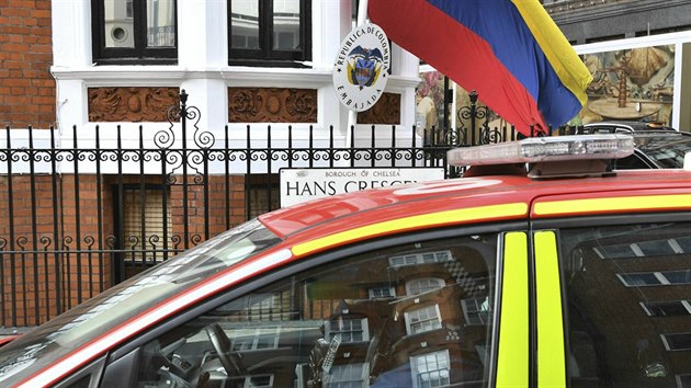 Vozidlo britsk policie ped ekvdorskou ambasdou v Londn, kde byl zadren zakladatel WikiLeaks Julian Assange. (11. dubna 2019)