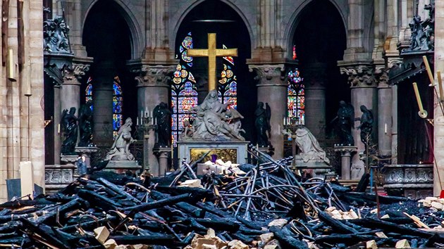 Takto to vypad uvnit pask katedrly Notre-Dame po pondlnm poru. (17.4.2019)