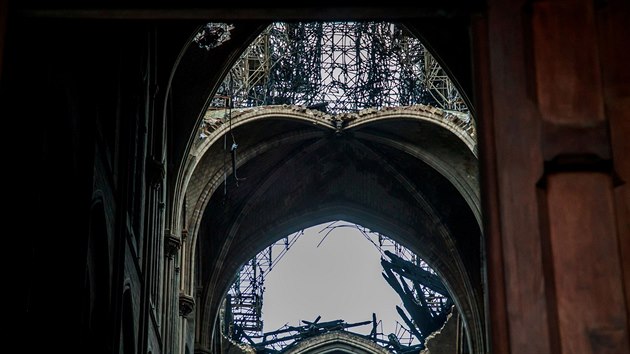 Pohled na znienou stechu zevnit pask katedrly Notre-Dame po pondlnm poru. (17.4.2019)