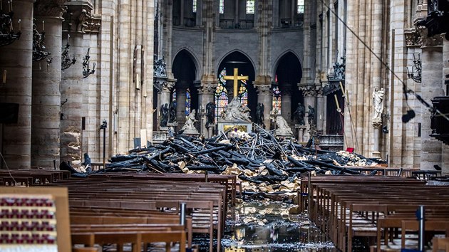 Pohled na trosky uvnit pask katedrly Notre-Dame po pondlnm poru. (17.4.2019)