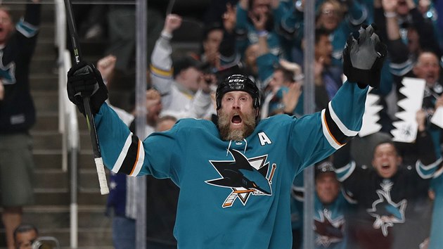 Joe Thornton ze San Jose se raduje z vtzstv na domcm led.