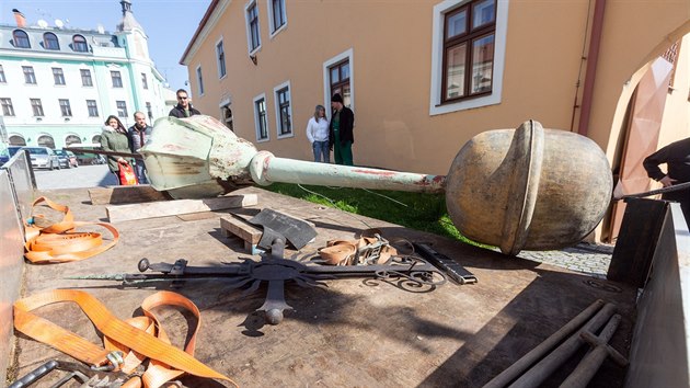 Odbornci s pomoc dvou jeb snesli na zem piku ve kostela Stt svatho Jana Ktitele v Hranicch, u n kvli patnmu stavu hrozil pd.