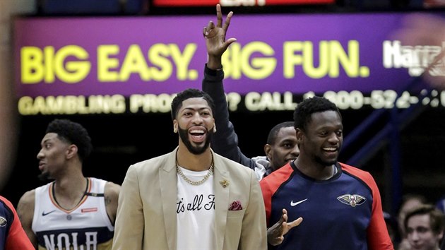 Anthony Davis (vlevo) a Julius Randle z New Orleans slav na lavice trefu spoluhre Cheicka Dialla proti Golden State.