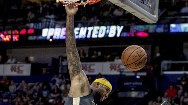 DeMarcus Cousins z Golden State smeuje proti New Orleans.
