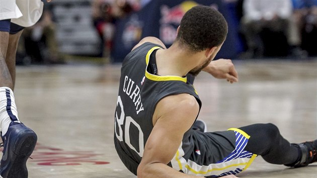 Stephen Curry (30) z Golden State si v utkn s New Orleans poranil kotnk.