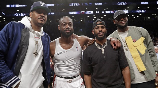 Na posledn zpas Dwyanea Wadea (druh zleva) z Miami dorazili i jeho kamardi - Carmelo Anthony (vlevo), Chris Paul (druh zprava) a LeBron James.