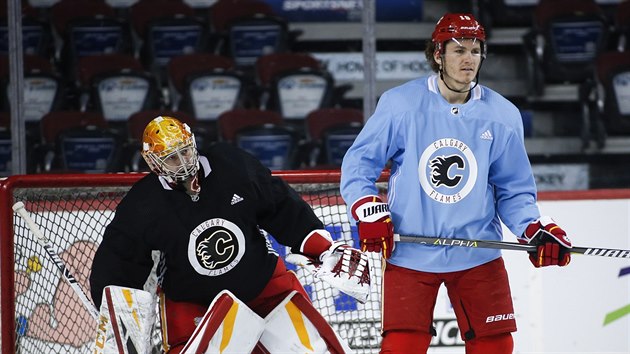 David Rittich (vlevo) a Matthew Tkachuk na trninku Calgary