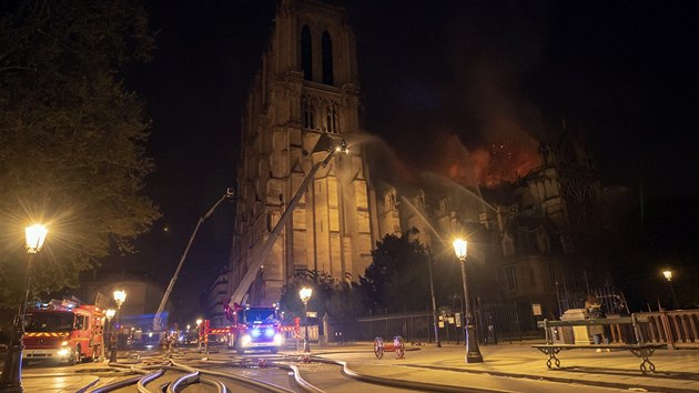 Pa힚t hasii bhem zsahu u poru katedrly Notre-Dame (16. dubna 2019).