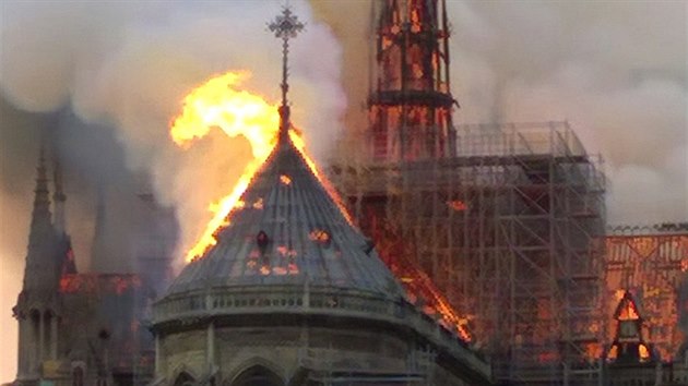 Z pask katedrly Notre-Dame se val plameny (16. dubna 2019).