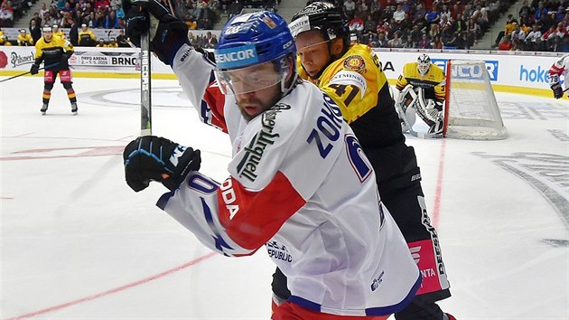 esk tonk Hynek Zohorna (vlevo) a Jonas Mller z Nmecka v duelu Euro Hockey Challenge