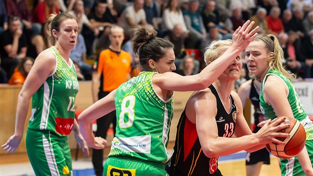 Momentka z duelu basketbalistek Hradce Králové (černá) a KP Brno