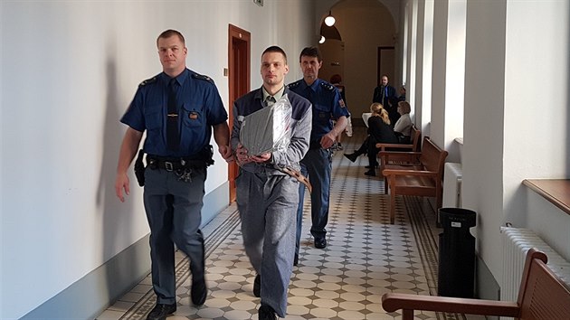 Krajsk soud v Plzni zamtl dost Vclava Urbana o obnovu procesu. Ten byl za potovn a bankovn loupee odsouzen na deset let. (17. 4. 2019)
