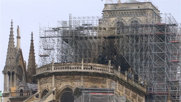 Ohoel leen nad katedrlou Notre-Dame v Pai (16. dubna 2019)