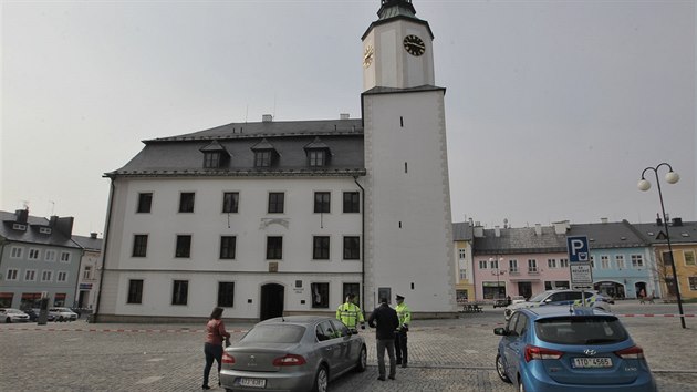 Budovu radnice a jej okol po vbuchu policist uzaveli.