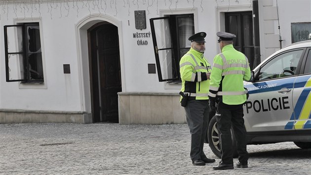Budovu radnice a její okolí policisté uzavřeli.
